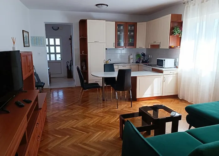 Cornelia Apartment