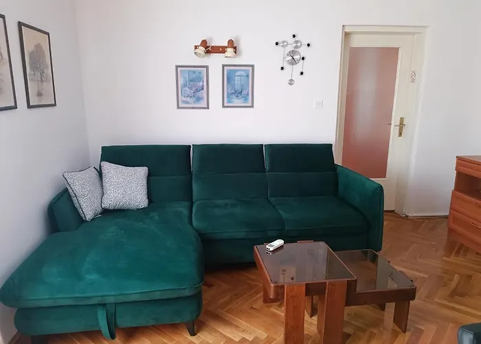 Cornelia Apartment